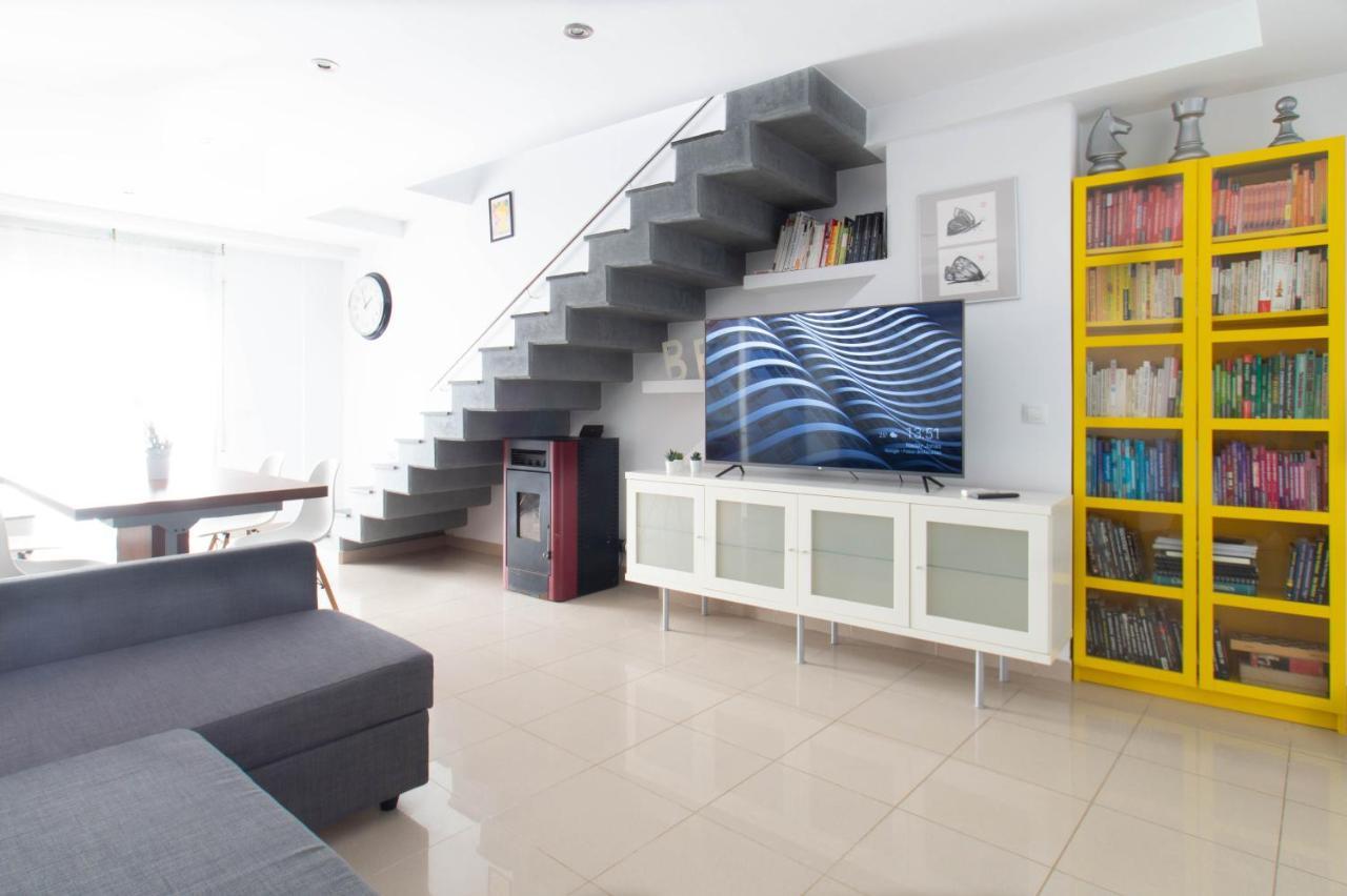 דירות ז'ירונה Sand Bay Beach Duplex מראה חיצוני תמונה