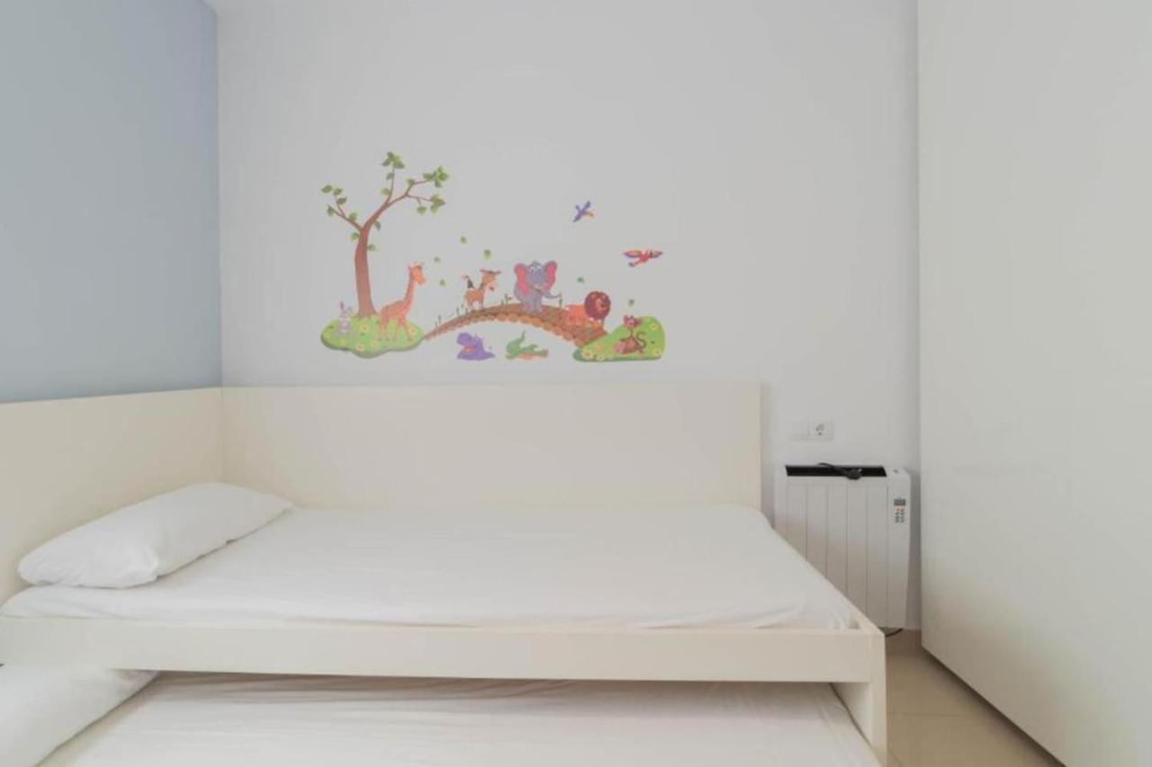דירות ז'ירונה Sand Bay Beach Duplex מראה חיצוני תמונה