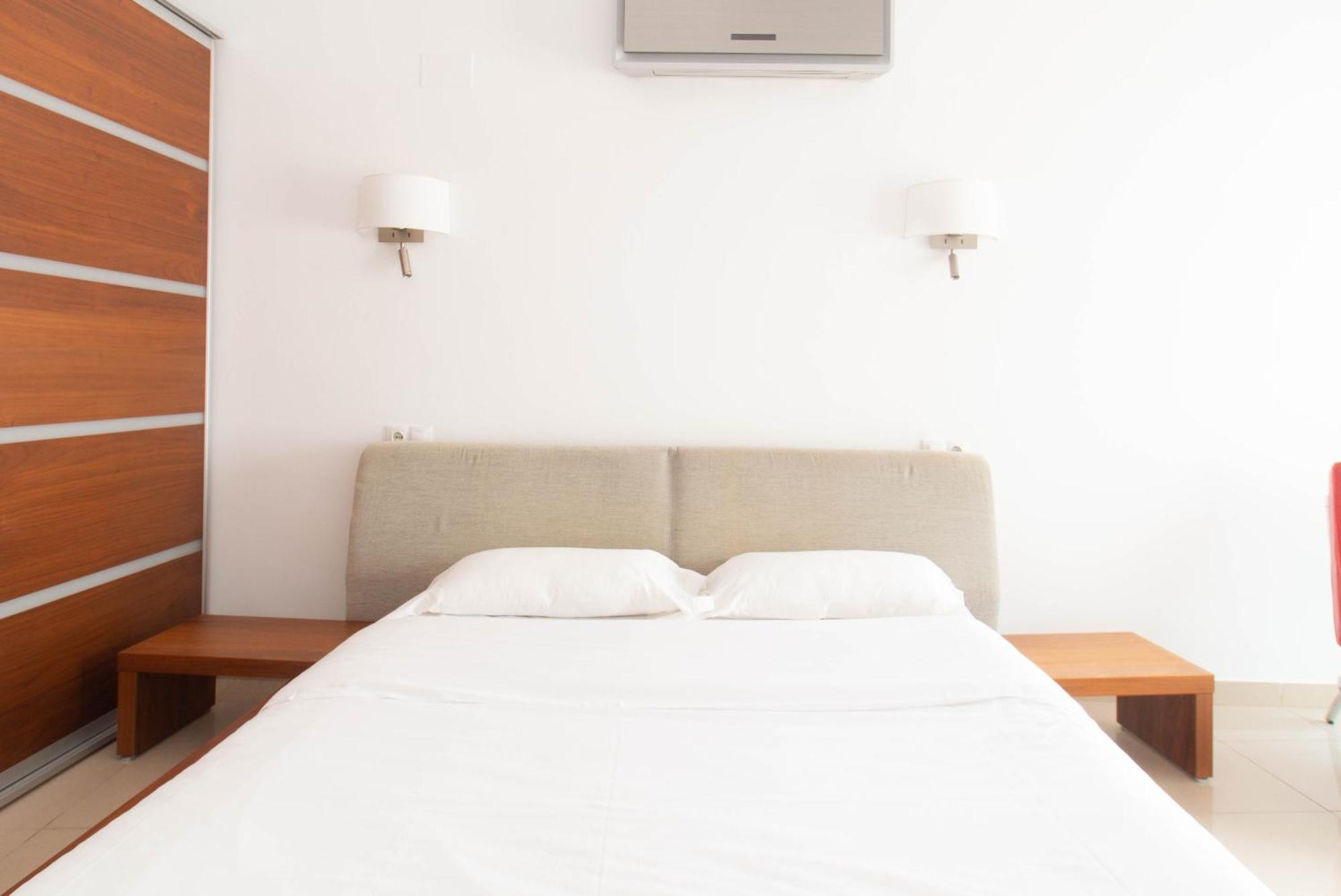 דירות ז'ירונה Sand Bay Beach Duplex מראה חיצוני תמונה