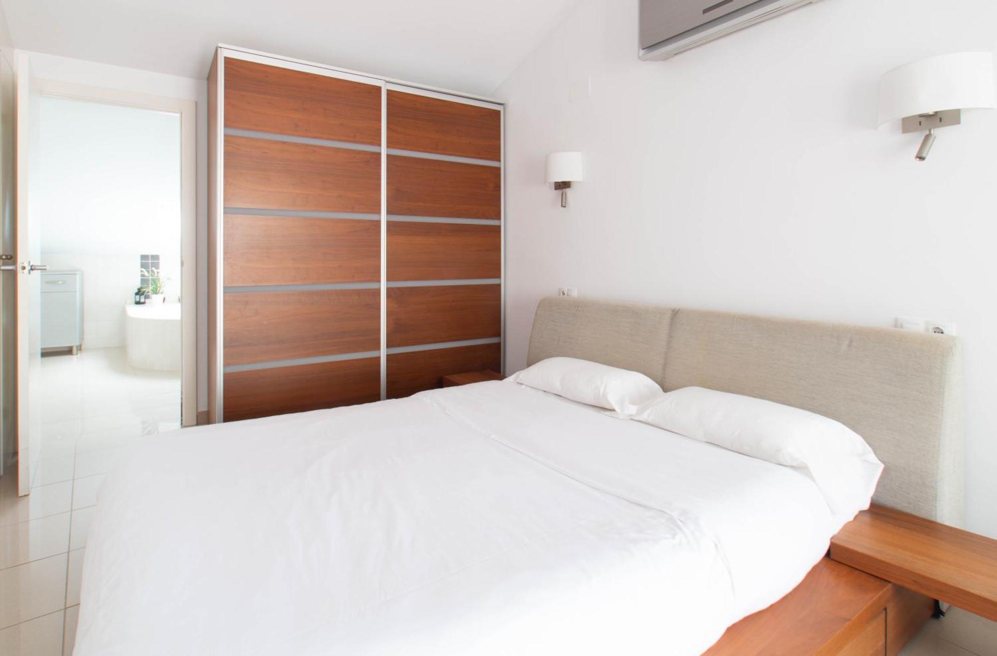 דירות ז'ירונה Sand Bay Beach Duplex מראה חיצוני תמונה
