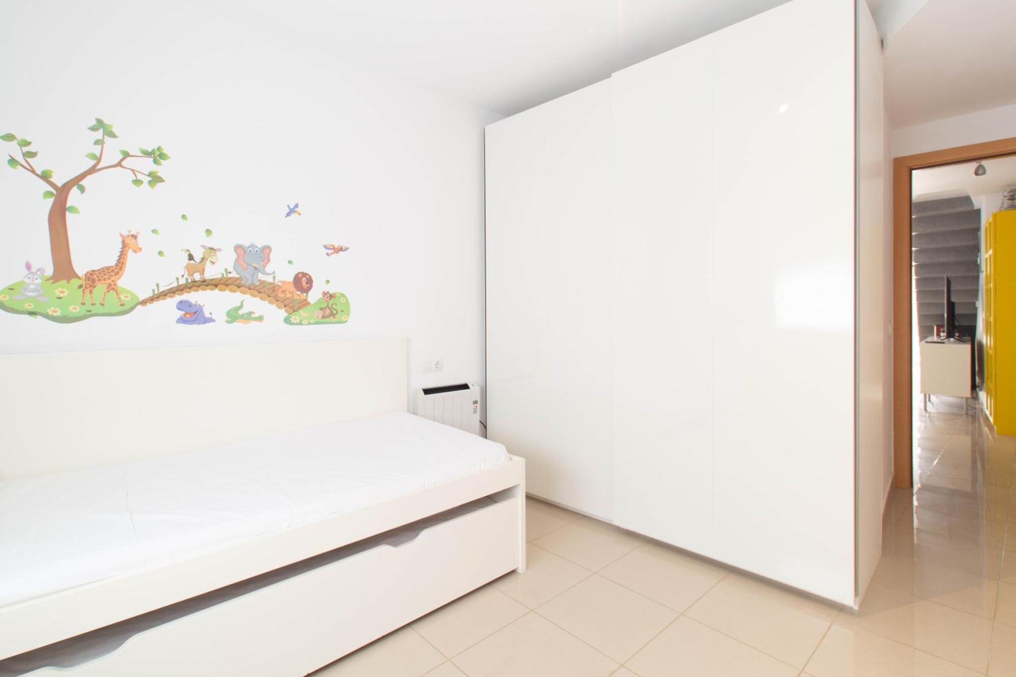 דירות ז'ירונה Sand Bay Beach Duplex מראה חיצוני תמונה